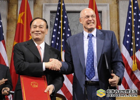 US Treasury Secretary Henry Paulson(R) and Chinese Vice Premier Wang Qishan shake hands after signing the U.S.-China 10-year cooperation agreement on energy and environmental protection during the press conference at the US Treasury Department in Washington, June 18, 2008. 