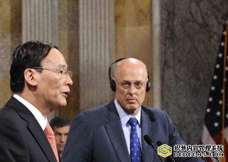 US Treasury Secretary Henry Paulson (R) listens to the closing remarks by Chinese Vice Premier Wang Qishan (L) at the Strategic Economic Dialogue at the US Treasury Department in Washington, June 18, 2008.